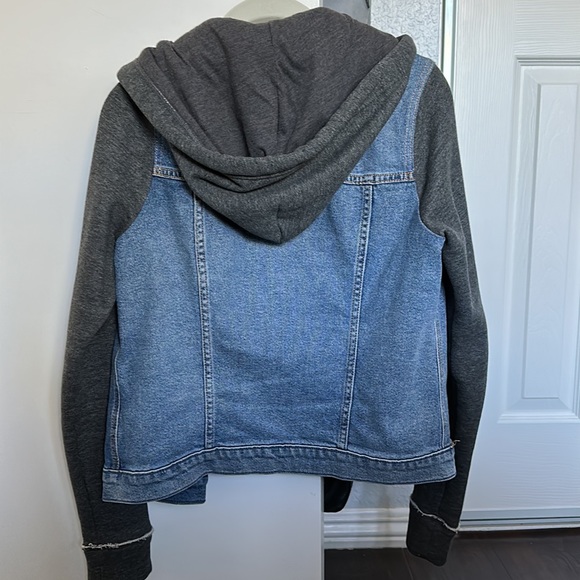 Medium sized Hollister Jean jacket with grey fleece sleeves and hoodie - Picture 2 of 3